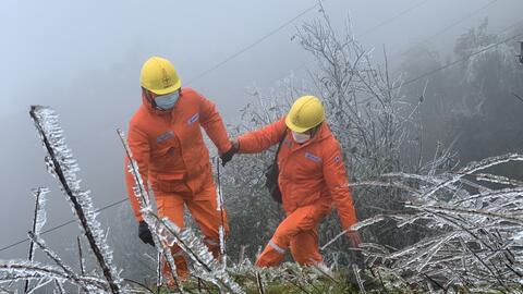 Chùm ảnh: Băng tuyết tại Mẫu Sơn, thợ điện tăng cường kiểm tra an toàn lưới điện