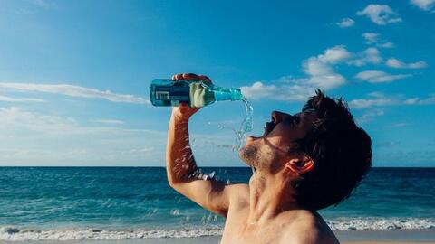 3 thói quen uống nước "phá thận” nhiều người mắc phải