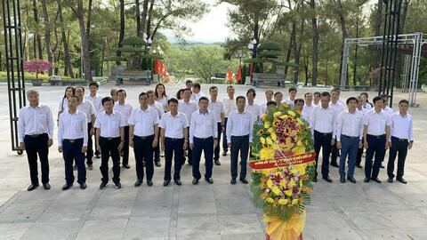 Đảng ủy EVNNPT dâng hương tri ân anh hùng liệt sỹ tại NTLS Quốc gia Trường Sơn