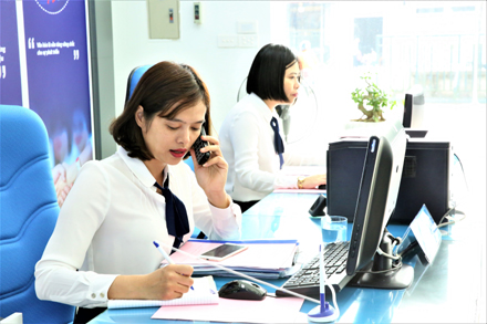 Nhân viên Công ty Điện lực Ninh Bình luôn quan tâm, chăm sóc khách hàng 24/24h.