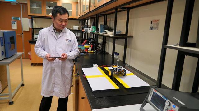 Nhà khoa học vật liệu Swee Ching Tan giới thiệu về công nghệ mới.