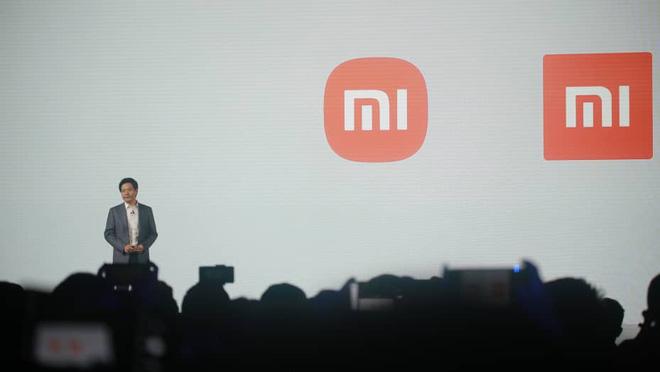Giám đốc điều hành Xiaomi Lôi Quân tổ chức một cuộc họp báo giới thiệu logo mới của Xiaomi và kế hoạch sản xuất xe điện của tập đoàn vào ngày 30/3/2021 tại Bắc Kinh, Trung Quốc.