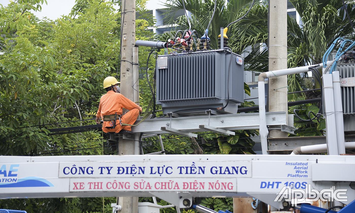 Đội Hotline Công ty Điện lực Tiền Giang lắp đặt trạm biến áp 400 kVA.