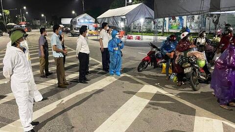 28 người đi bộ và xe máy từ Bình Dương đã vượt 1.200km về đến quê Nghệ An