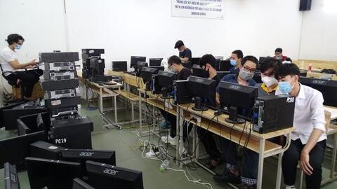 Công xưởng 'tái sinh' máy tính cũ tặng học trò nghèo