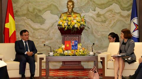 Chủ tịch HĐTV Tập đoàn Điện lực Việt Nam làm việc với Đại sứ Australia