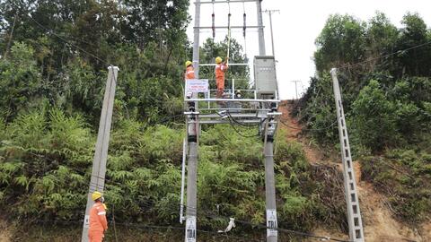 Thêm 330 hộ dân huyện miền núi Quế Phong được sử dụng điện lưới ngay trước tết