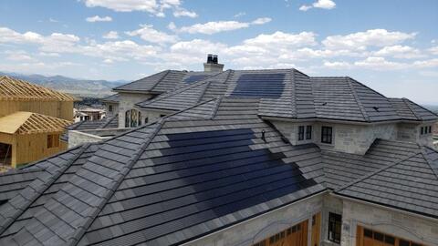 Kinh nghiệm lắp đặt tấm quang điện mặt trời trên mái nhà của các công ty Mỹ