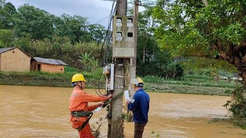 EVNNPC: Nỗ lực khắc phục sự cố lưới điện do mưa giông, lũ lụt tại các tỉnh miền núi phía Bắc