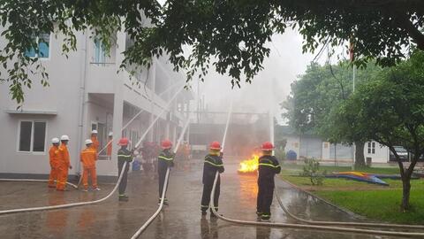 Truyền tải điện Quảng Bình tổ chức Khóa huấn luyện nghiệp vụ Phòng cháy chữa cháy và Cứu nạn cứu hộ năm 2022