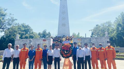 Truyền tải điện Đà Nẵng dâng hương tri ân Đài Tưởng niệm Liệt sỹ huyện Hòa Vang