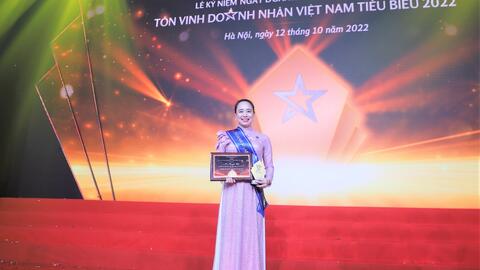 Bà Đỗ Nguyệt Ánh - Chủ tịch Hội đồng thành viên Tổng công ty Điện lực miền Bắc vinh dự được vinh danh Doanh nhân tiêu biểu Việt Nam 2022