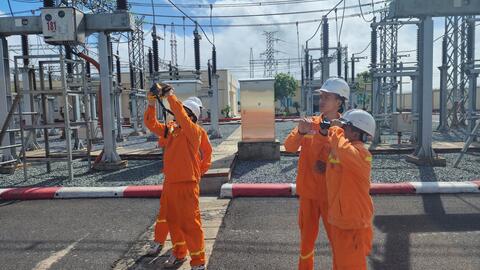 Truyền tải điện Quảng Trị triển khai nhiều giải pháp đảm bảo vận hành an toàn trong mùa nắng nóng