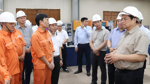 Thủ tướng Phạm Minh Chính kiểm tra tình hình sản xuất tại các công ty Nhiệt điện Mông Dương và Quảng Ninh