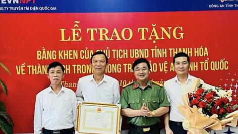 Truyền tải điện Thanh Hóa đón nhận Bằng khen của Chủ tịch UBND tỉnh về thành tích trong phong trào toàn dân bảo vệ an ninh Tổ quốc