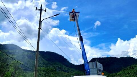 Điện lực Nam Giang: Hỗ trợ vệ sinh cách điện hotline cho khách hàng sản xuất