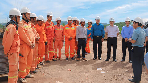 Thăm hỏi, động viên người lao động thi công đường dây 500kV mạch 3 trong giai đoạn nước rút
