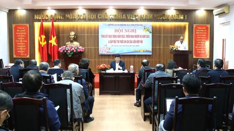 Hội Điện lực miền Trung và Tây Nguyên nhận cờ thi đua của UBND thành phố Đà Nẵng 