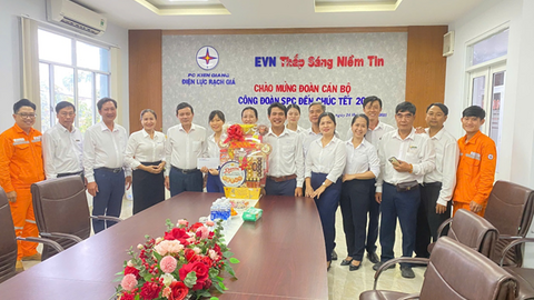 Công đoàn Tổng công ty Điện lực miền Nam thăm hỏi, động viên công đoàn viên làm nhiệm vụ trực Tết tại Kiên Giang