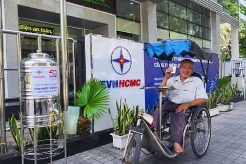 Tổng công ty Điện lực TP.HCM tiếp sức người dân ngày nắng nóng với những bình nước miễn phí