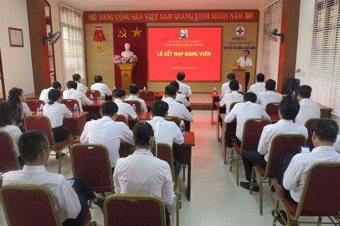 Chi bộ Truyền tải điện Quảng Bình tổ chức Lễ kết nạp đảng viên mới