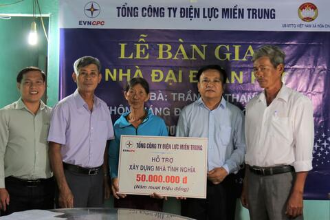 Bàn giao nhà đại đoàn kết cho hộ bà Trần Thị Thạnh