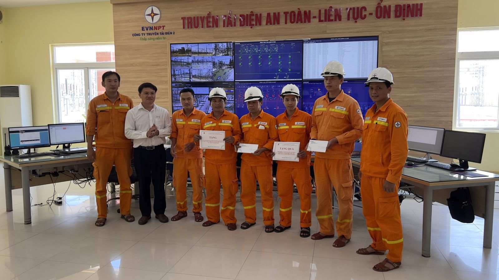 Công đoàn CSTV Truyền tải điện Quảng Ngãi thăm, tặng quà nhân tháng công nhân năm 2023
