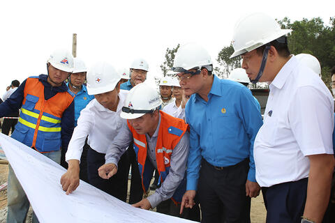 Chủ tịch Tổng Liên đoàn Lao động Việt Nam kiểm tra tiến độ, động viên người lao động tham gia công trình thi đua “5 nhất”