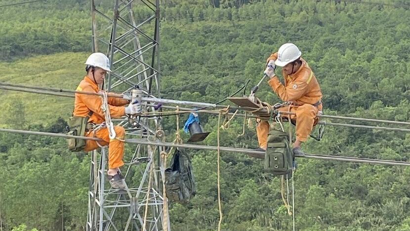 Truyền tải điện Quảng Trị sửa chữa đường dây 500 kV đảm bảo cung cấp điện trong dịp tết Nguyên đán và mùa khô 2024