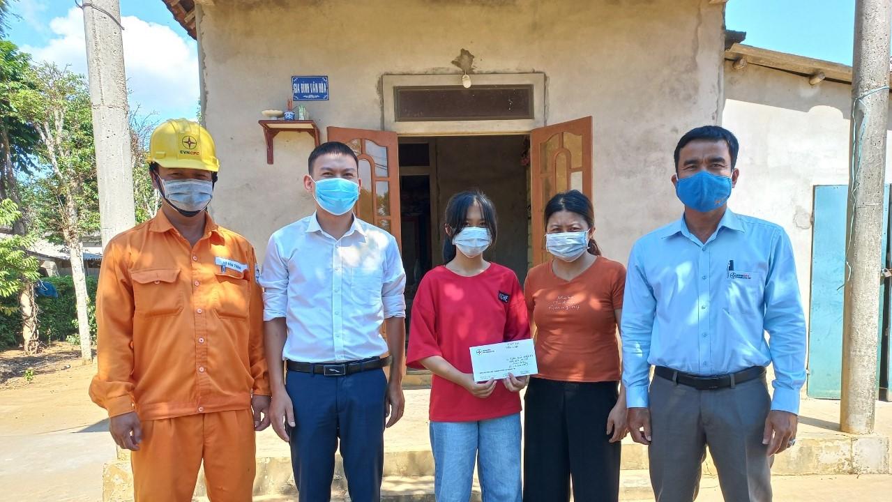 Trao quà bảo trợ cho học sinh hoàn cảnh đặc biệt khó khăn tại huyện Vĩnh Linh