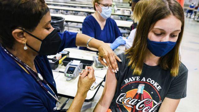 Tiêm vaccine cho 1 học sinh trung học ở Mỹ hồi tháng 8/2021