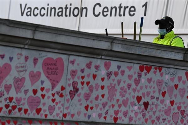 Bức tường tưởng niệm National COVID-19 ở London, nơi cống hiến của hàng nghìn trái tim vẽ tay và thông điệp tưởng nhớ các nạn nhân của đại dịch. Ảnh: Reuters.