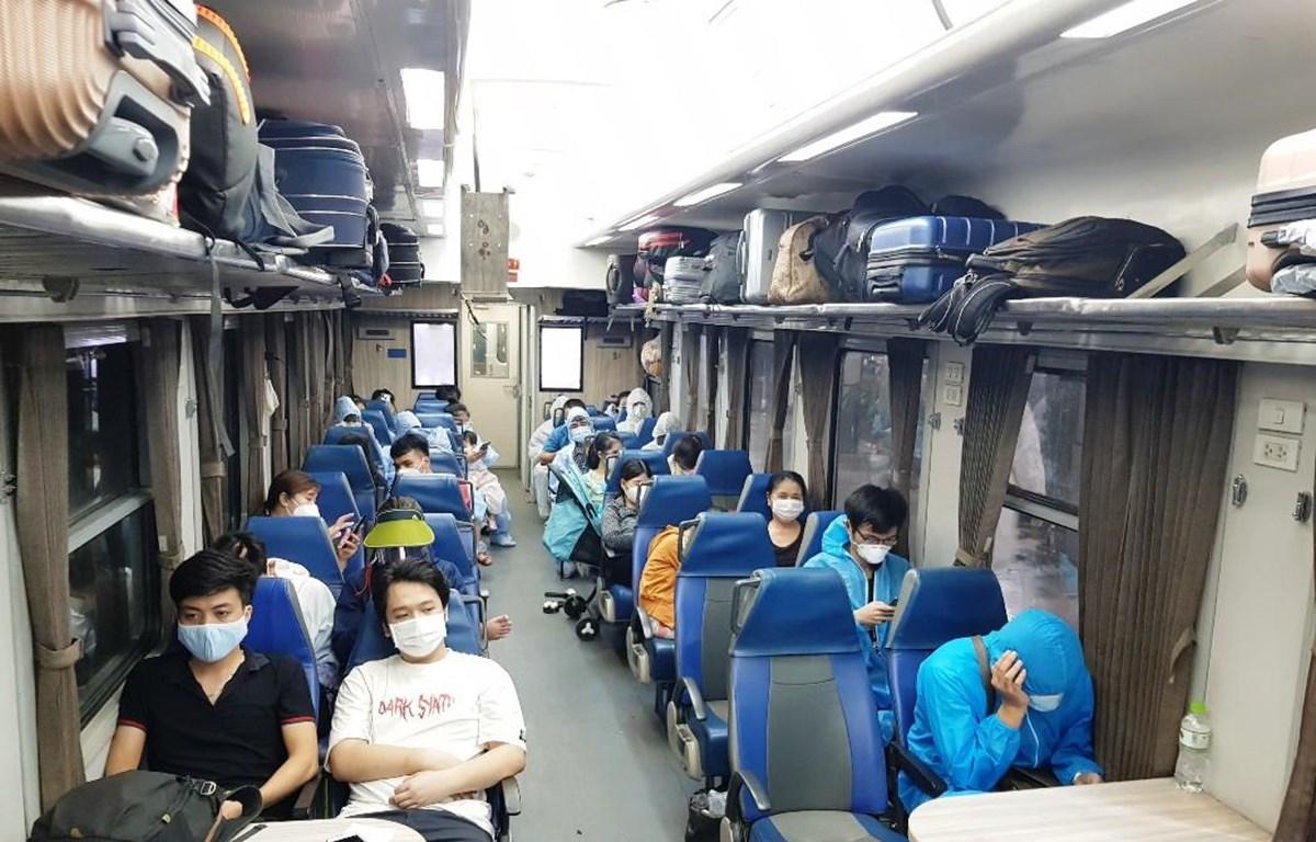 Từ 31/10, hành khách đi tàu hỏa chỉ cần khai báo y tế điện tử trên PC-COVID. (Ảnh: CTV/Vietnam+)