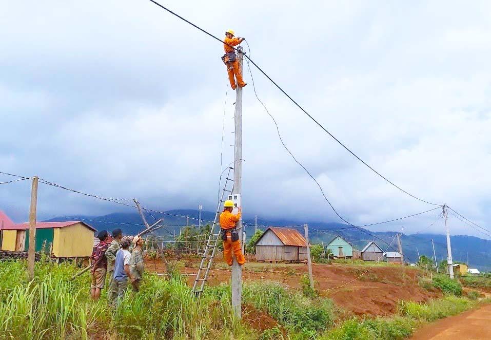 Kéo điện về làng Pờ Yầu (xã Lơ Pang, huyện Mang Yang). Ảnh: Hà Duy