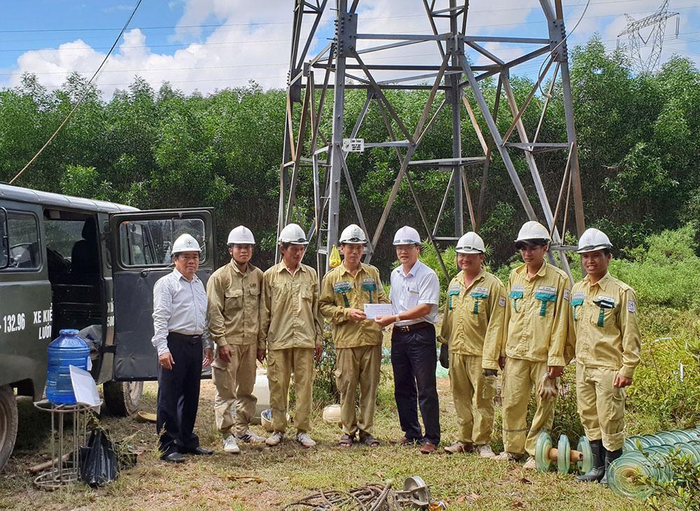 PTC2 thăm hỏi, động viên công nhân tham gia sửa chữa lớn đường dây 500 kV  Bắc Nam mạch 1