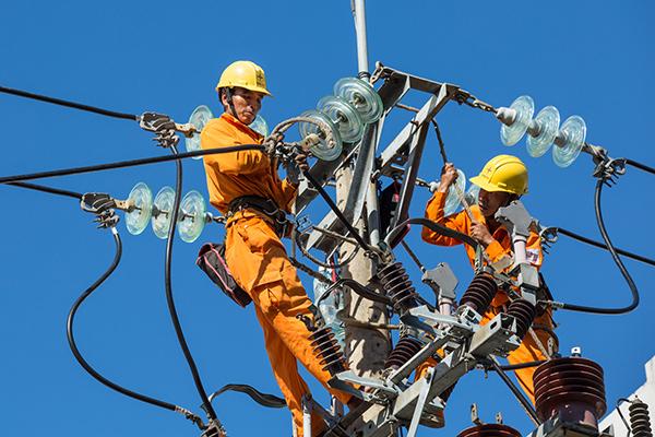 Các đơn vị của EVNCPC kiểm tra, sửa chữa lưới điện đang mang điện để đảm bảo cung cấp điện ổn định, an toàn trong dịp Tết Nguyên đán Nhâm Dần 2022