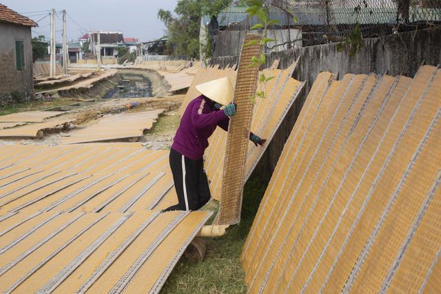 Chùm ảnh: Làng nghề bánh tráng trăm tuổi tất bật vụ Tết  - Ảnh 4.