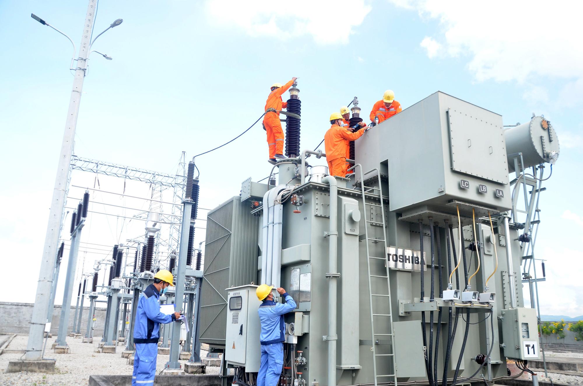 Công nhân Điện lực Long Điền sửa chữa, bảo trì cấp độ 2 theo phương pháp CBM tại trạm biến áp 100kV An Ngãi.