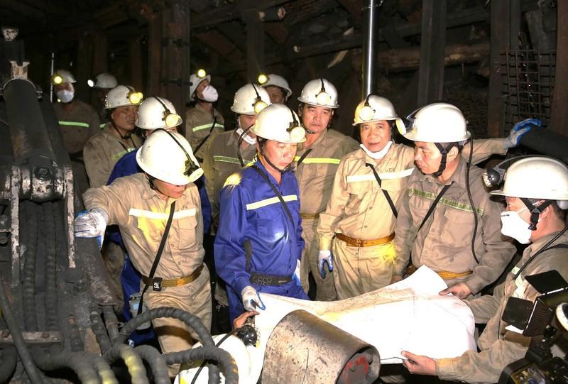 Chủ tịch TKV Lê Minh Chuẩn (áo xanh) thăm lực lượng công nhân làm việc trong hầm lò