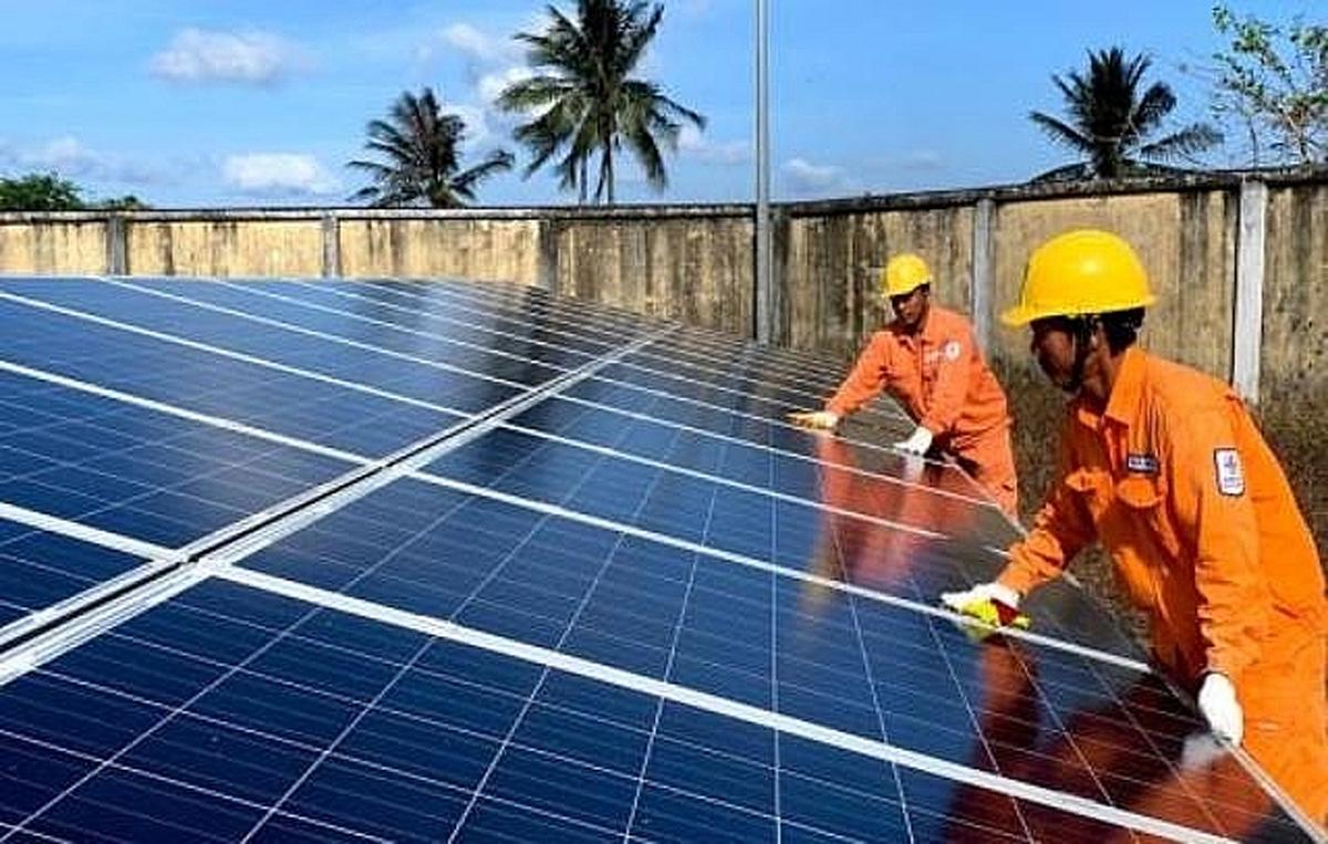 Nhân viên Điện lực Côn Đảo vệ sinh tấm pin mặt trời tại Nhà máy điện An Hội - Côn Đảo.