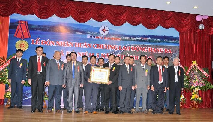 Ông Phạm S - Phó Chủ tịch UBND tỉnh Lâm Đồng trao Huân chương lao động hạng Ba cho Tập thể CBCNV Công ty Thủy điện Đại Ninh ngày 16/11/2012