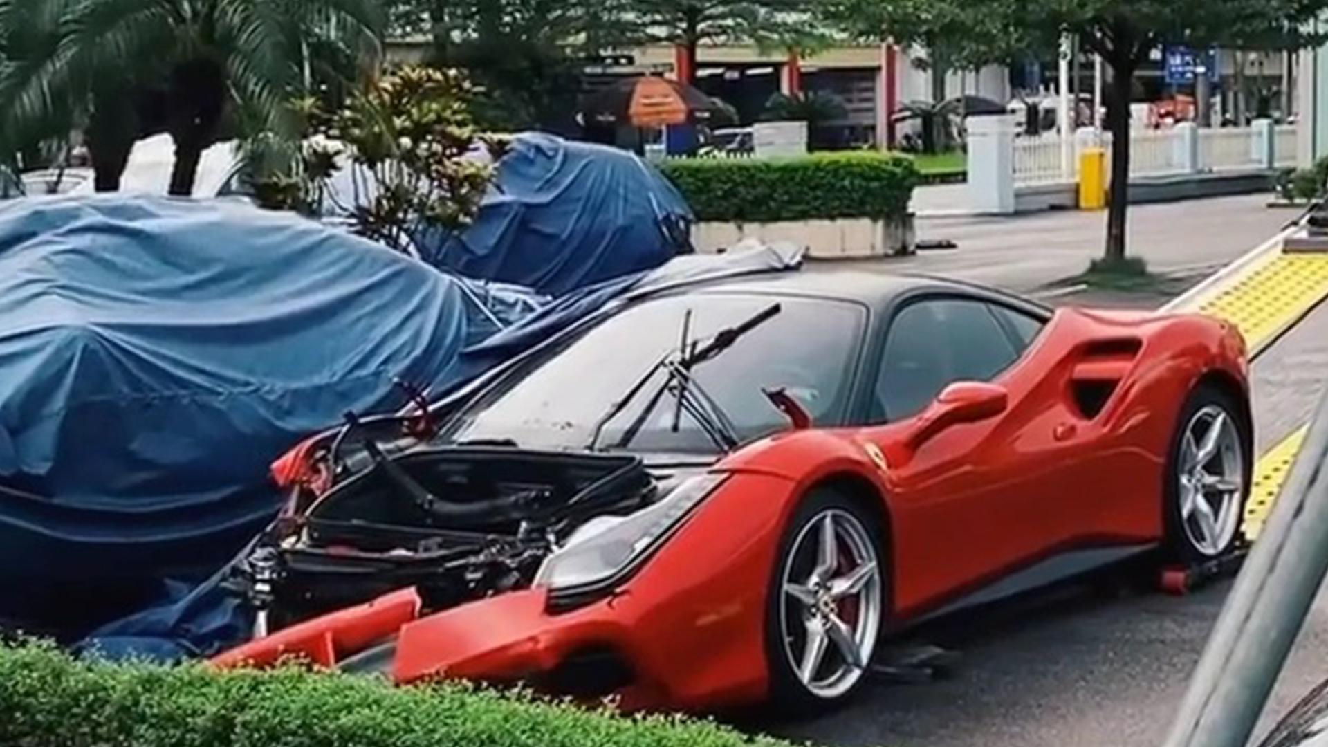 Siêu xe Ferrari đâm gốc cây