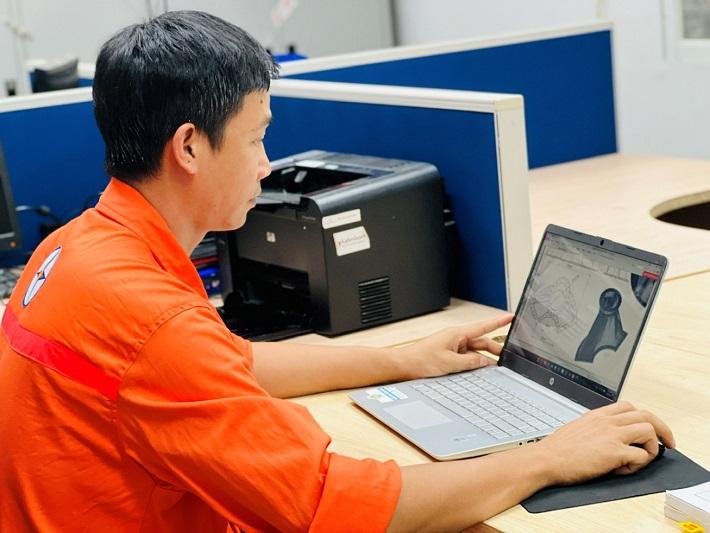 Kỹ sư Võ Xuân Quang đang nghiên cứu chế tạo đồ gá gia công ống ngã ba đầu ra bộ phân ly máy nghiền Nhà máy nhiệt điện Vĩnh Tân 2