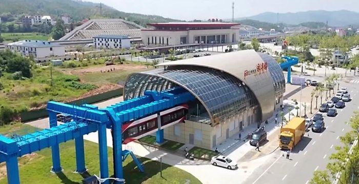 Trung Quốc chạy thử nghiệm Tàu điện trên cao không dùng điện - Ảnh: South China Morning Post