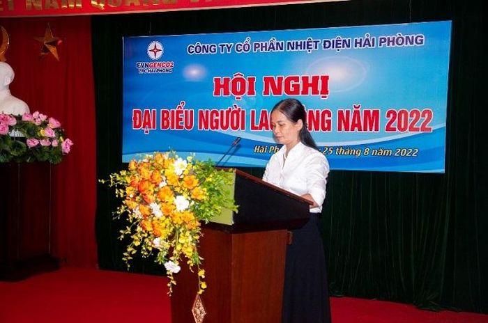 Bà Ngô Thị Thu Hiền - Chủ tich Công đoàn Công ty trình bày báo cáo tại Hội nghị