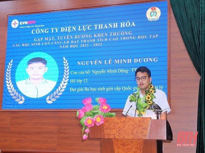Cháu Nguyễn Lê Minh Dương đoạt Giải ba môn Vật lý tại kỳ thi học sinh giỏi cấp Quốc gia năm học 2021-2022 chia sẻ kinh nghiệm học tập đến các bạn hoc sinh tại buổi lễ.