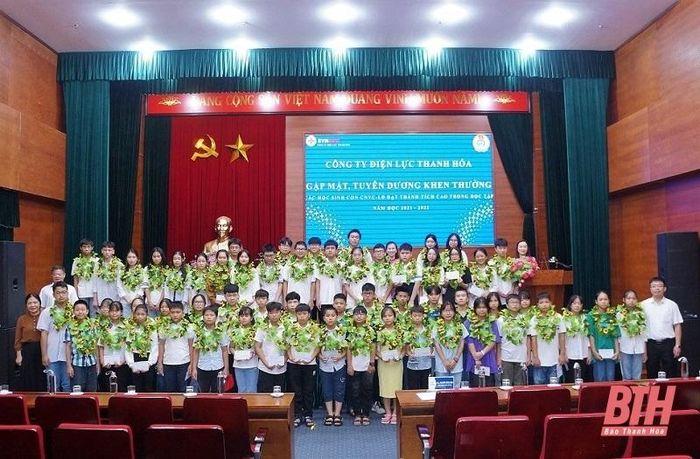 PC Thanh Hóa tổ chức gặp mặt, tuyên dương, khen thưởng 130 học sinh, sinh viên là con CNVC-LĐ công ty đạt thành tích cao trong năm học 2021-2022.