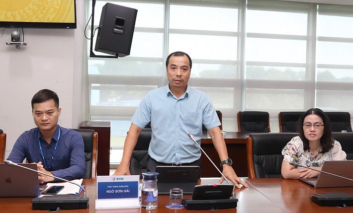 Ông Ngô Sơn Hải – Phó Tổng giám đốc Tập đoàn Điện lực Việt Nam báo cáo tại buổi làm việc