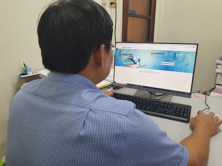 Nhân viên SBH vận hành đang thực hiện giao ca trên phần mềm quản lí kỹ thuật PMIS