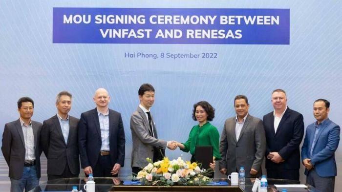 Tổng Giám đốc Toàn cầu của VinFast - bà Lê Thị Thu Thủy ký thỏa thuận hợp tác với Tổng Giám đốc của Renesas - ông Hidetoshi Shibata
